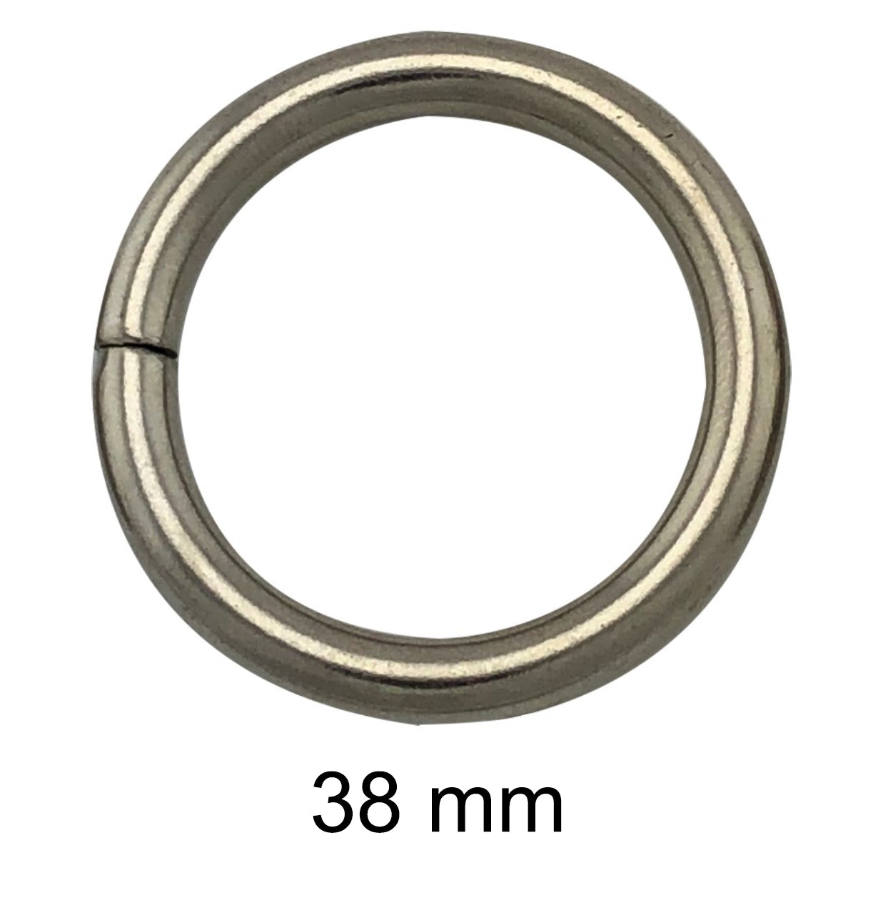 Argolla circular fija metálica reforzada, color plateado (níquel), de 38 mm y calibre 5.7 mm. Ideal para bolsas, portafolios, marroquinería y talabartería. Argolla circular fija metálica reforzada, color plateado (níquel), de 38 mm y calibre 5.7 mm. Ideal para bolsas, portafolios, marroquinería y talabartería.